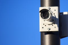 Tecnologias modernas na fiscalização video Câmara de vigilância exterior com o branco do transmissor de Wi-Fi, fixado em um polo imagens de stock royalty free Tecnologias modernas na fiscalização video Câmara de vigilância exterior com o branco do transmissor de Wi-Fi, fixado em um polo imagens de stock royalty free
