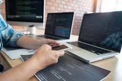 Tecnologie di collaborazione dello sviluppatore del sito Web delle Software Engineei del lavoro o codifica di lavoro del programm fotografie stock libere da diritti Tecnologie di collaborazione dello sviluppatore del sito Web delle Software Engineei del lavoro o codifica di lavoro del programm fotografie stock libere da diritti