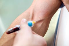 Tecnologo medico che fa i servizi di un tiraggio del sangue per il paziente immagini stock libere da diritti Tecnologo medico che fa i servizi di un tiraggio del sangue per il paziente immagini stock libere da diritti