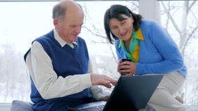 Tecnología de Digitaces, viejo pago de los pares en línea usando la comunicación video y ordenador portátil para la charla en Sky almacen de video Tecnología de Digitaces, viejo pago de los pares en línea usando la comunicación video y ordenador portátil para la charla en Sky almacen de video