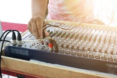 Tecnología y men& x27; las manos de s son control de tono rojo, diversos modos, compilación de los sonidos foto de archivo Tecnología y men& x27; las manos de s son control de tono rojo, diversos modos, compilación de los sonidos foto de archivo