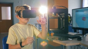 Tecnologías innovadoras en la educación El escolar está jugando virtualmente estar en los vidrios 3D metrajes Tecnologías innovadoras en la educación El escolar está jugando virtualmente estar en los vidrios 3D metrajes