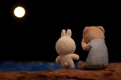 Teddybeer en konijnpop die troost geven schreeuwen royalty-vrije stock afbeeldingen Teddybeer en konijnpop die troost geven schreeuwen royalty-vrije stock afbeeldingen