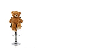 Teddybär betreffen einen Schemel mit einem weißen Hintergrund lizenzfreies stockbild Teddybär betreffen einen Schemel mit einem weißen Hintergrund lizenzfreies stockbild