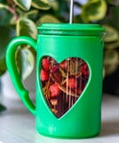 Tee mit Erdbeeren Topf mit Glasherzen Nahaufnahme stockfotos Tee mit Erdbeeren Topf mit Glasherzen Nahaufnahme stockfotos