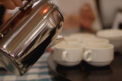 Tee oder Kaffee wird in die Schale gegossen lizenzfreie stockbilder Tee oder Kaffee wird in die Schale gegossen lizenzfreie stockbilder