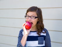 Teenager girl happy eating an apple royalty free stock photography Teenager girl happy eating an apple royalty free stock photography