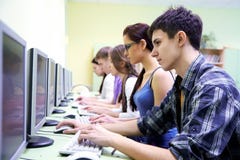 Teenager im Internetkaffee lizenzfreie stockbilder Teenager im Internetkaffee lizenzfreie stockbilder