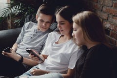 teenagers foto de stock royalty free teenagers foto de stock royalty free