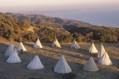 Teepees in un cerchio immagine stock libera da diritti Teepees in un cerchio immagine stock libera da diritti