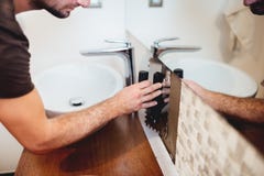 tegels van het fabrieksarbeider de intalling mozaïek en het gebruiken van industriële troffel in moderne badkamers royalty-vrije stock foto's tegels van het fabrieksarbeider de intalling mozaïek en het gebruiken van industriële troffel in moderne badkamers royalty-vrije stock foto's