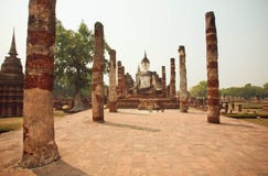 Tegelstenpagod och forntida förstörda kolonner av templet Wat Maha That med Buddhastatyn royaltyfri foto Tegelstenpagod och forntida förstörda kolonner av templet Wat Maha That med Buddhastatyn royaltyfri foto