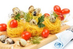 Teigwaren nisten mit Kirschtomaten und Wachteleiern lizenzfreie stockfotos Teigwaren nisten mit Kirschtomaten und Wachteleiern lizenzfreie stockfotos