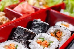 Teil des neuen Lebensmittels in japanischem bento Kasten mit Salat, Hauptgericht Sushirolle mit Gemüse Vegetarischer Teller lizenzfreie stockbilder Teil des neuen Lebensmittels in japanischem bento Kasten mit Salat, Hauptgericht Sushirolle mit Gemüse Vegetarischer Teller lizenzfreie stockbilder
