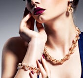 Teil des weiblichen Gesichtes mit schönem goldenem Schmuck stockbilder Teil des weiblichen Gesichtes mit schönem goldenem Schmuck stockbilder