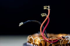 Teile für einen Elektromotor auf einem Holztisch Ständer Englisch stockbild Teile für einen Elektromotor auf einem Holztisch Ständer Englisch stockbild