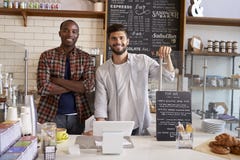 Teilhaber am Zähler einer Kaffeestube, Abschluss oben stockfotos Teilhaber am Zähler einer Kaffeestube, Abschluss oben stockfotos