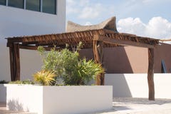 Tejado del estilo de Palapa del estacionamiento para un coche en Isla Mujeres imagenes de archivo Tejado del estilo de Palapa del estacionamiento para un coche en Isla Mujeres imagenes de archivo