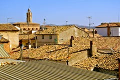 Tejados tejados de casas rurales y la bóveda de la iglesia fotos de archivo Tejados tejados de casas rurales y la bóveda de la iglesia fotos de archivo