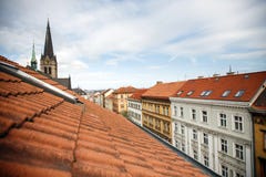 Tejados en una de las calles de Praga vieja fotos de archivo libres de regalías Tejados en una de las calles de Praga vieja fotos de archivo libres de regalías