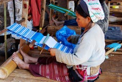 Tejedor de la mujer - Karen Tribal Village blanco, Mae Hong Son, Thailan imagenes de archivo Tejedor de la mujer - Karen Tribal Village blanco, Mae Hong Son, Thailan imagenes de archivo