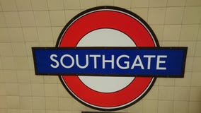 Teken van het Southgate het Ondergrondse station Stock Foto's Teken van het Southgate het Ondergrondse station Stock Foto's
