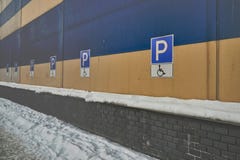 Tekensgehandicapten die op het gebouw parkeren royalty-vrije stock afbeelding Tekensgehandicapten die op het gebouw parkeren royalty-vrije stock afbeelding
