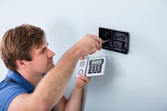 Tekniker Installing Security System som använder skruvmejseln Arkivbild Tekniker Installing Security System som använder skruvmejseln Arkivbild