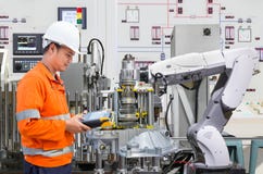 Tekniker som programmerar robotic bransch i bilindustri royaltyfria foton Tekniker som programmerar robotic bransch i bilindustri royaltyfria foton