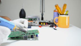Teknikeren löder till det elektroniska tryckströmkretsbrädet stock video Teknikeren löder till det elektroniska tryckströmkretsbrädet stock video