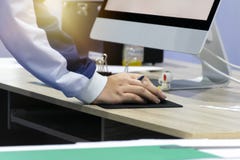 Teknikerer som kontrolleras med detaljerad dokumentation, arbetar genom att använda en compu royaltyfri bild Teknikerer som kontrolleras med detaljerad dokumentation, arbetar genom att använda en compu royaltyfri bild