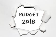 Tekst` Begroting ` met jaar 2018 in het gescheurde document stock foto Tekst` Begroting ` met jaar 2018 in het gescheurde document stock foto