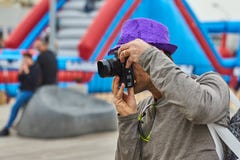 Tel Aviv - 20 de febrero de 2017: Grupo de fotógrafos en Israel du fotografía de archivo Tel Aviv - 20 de febrero de 2017: Grupo de fotógrafos en Israel du fotografía de archivo