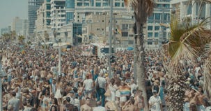 TEL AVIV, Israel, am 9. Juni 2017 Leute, die die rianbow Flagge in der jährlichen Stolzparade tanzen, marschieren und wellenartig stock video TEL AVIV, Israel, am 9. Juni 2017 Leute, die die rianbow Flagge in der jährlichen Stolzparade tanzen, marschieren und wellenartig stock video