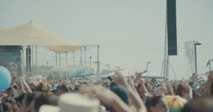 TEL AVIV, Israël, 9 Juni 2017 Mensen die, en de rianbowvlag in de jaarlijkse trotsparade marcheren golven dansen stock video TEL AVIV, Israël, 9 Juni 2017 Mensen die, en de rianbowvlag in de jaarlijkse trotsparade marcheren golven dansen stock video