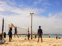 Tel Aviv Izrael, Luty, - 4, 2017: Grupa młodzi ludzie bawić się siatkówkę na plaży Tel Baruch zdjęcia royalty free Tel Aviv Izrael, Luty, - 4, 2017: Grupa młodzi ludzie bawić się siatkówkę na plaży Tel Baruch zdjęcia royalty free