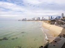Tel Aviv Izrael, Luty, - 4, 2017: Widok Jaffa deptak Ludzie relaksuje na plaży Tel Baruch w Tel Aviv fotografia stock Tel Aviv Izrael, Luty, - 4, 2017: Widok Jaffa deptak Ludzie relaksuje na plaży Tel Baruch w Tel Aviv fotografia stock