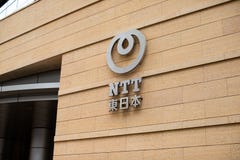 Tel?grafo y tel?fono de Nip?n - logotipo del NTT, es una compa??a de telecomunicaciones japonesa establecida jefatura en Tokio, J fotografía de archivo Tel?grafo y tel?fono de Nip?n - logotipo del NTT, es una compa??a de telecomunicaciones japonesa establecida jefatura en Tokio, J fotografía de archivo