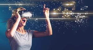 Tela de Digitas com a jovem mulher com VR imagens de stock Tela de Digitas com a jovem mulher com VR imagens de stock