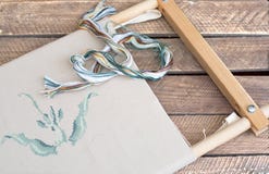 Tela del ricamo su una struttura con i fili fotografia stock libera da diritti Tela del ricamo su una struttura con i fili fotografia stock libera da diritti