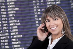 telefon för flygplatsaffärskvinnamobil fotografering för bildbyråer telefon för flygplatsaffärskvinnamobil fotografering för bildbyråer