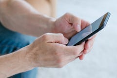 Telefon för man för shopping för overksam internetböjelse online- royaltyfria foton Telefon för man för shopping för overksam internetböjelse online- royaltyfria foton
