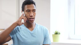 Telefon rozmowa, Młody murzyn Uczęszcza wezwanie zbiory wideo Telefon rozmowa, Młody murzyn Uczęszcza wezwanie zbiory wideo