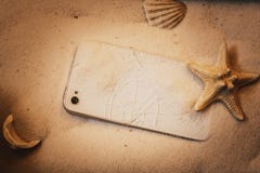 telefone celular com uma tela quebrada na areia fotografia de stock telefone celular com uma tela quebrada na areia fotografia de stock