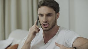 Telefone celular de fala do homem infeliz em casa Grito irritado da pessoa no telefone filme Telefone celular de fala do homem infeliz em casa Grito irritado da pessoa no telefone filme