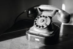 Telefone nostálgico abandonado do seletor em preto e branco imagem de stock Telefone nostálgico abandonado do seletor em preto e branco imagem de stock