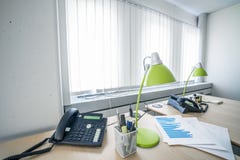 Telefoniczne i zielone lampy w biurze obraz stock Telefoniczne i zielone lampy w biurze obraz stock