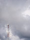 Telefoniczny wierza na tle chmury obrazy royalty free Telefoniczny wierza na tle chmury obrazy royalty free