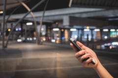 Telefono cellulare di uso della donna per controllare media sociali, cellulare di tecnologia di affari fotografie stock libere da diritti Telefono cellulare di uso della donna per controllare media sociali, cellulare di tecnologia di affari fotografie stock libere da diritti