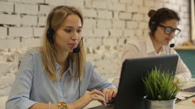 Telefono sorridente dell'operatore della call center della donna del gruppo di servizio di assistenza al cliente video d archivio Telefono sorridente dell'operatore della call center della donna del gruppo di servizio di assistenza al cliente video d archivio